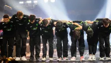 Tim LOUD berangkulan dan membungkuk bersama di panggung VALORANT Champions Shanghai Playoffs hari keempat, Jing'an Sports Center, 10 Oktober 2026 (foto resmi Riot Games)