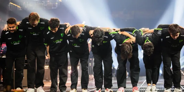 Tim LOUD berangkulan dan membungkuk bersama di panggung VALORANT Champions Shanghai Playoffs hari keempat, Jing'an Sports Center, 10 Oktober 2026 (foto resmi Riot Games)
