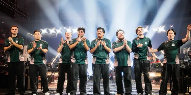Tim G2 Esports bertepuk tangan di atas panggung setelah menang atas 100 Thieves di perempat final VALORANT Champions 2026, Jing'an Sports Center, Shanghai, 8 Oktober 2026 (foto resmi Riot Games)