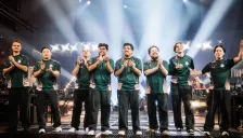 Tim G2 Esports bertepuk tangan di atas panggung setelah menang atas 100 Thieves di perempat final VALORANT Champions 2026, Jing'an Sports Center, Shanghai, 8 Oktober 2026 (foto resmi Riot Games)