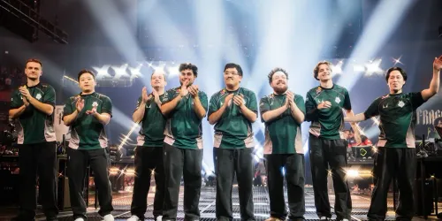 Tim G2 Esports bertepuk tangan di atas panggung setelah menang atas 100 Thieves di perempat final VALORANT Champions 2026, Jing'an Sports Center, Shanghai, 8 Oktober 2026 (foto resmi Riot Games)