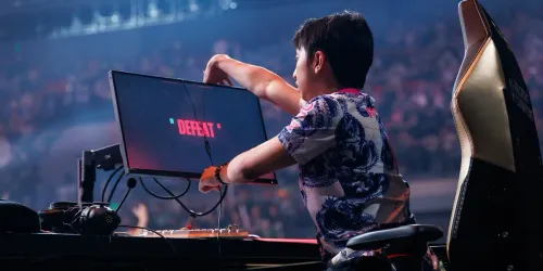 f0rsakeN dari Paper Rex di depan monitor bertuliskan DEFEAT 13-15 usai kalah dari LOUD di perempat final VALORANT Champions 2026, Jing'an Sports Center, Shanghai, 7 Oktober 2026 (foto resmi Riot Games)