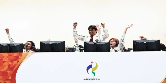 Tim Pokémon UNITE Indonesia bersorak saat semifinal esports Asian Games 2026 melawan Filipina di Aichi Sky Expo, Jepang
