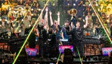 Pemain LOUD mengangkat trofi VALORANT Champions di tengah hujan confetti setelah mengalahkan Team Vitality 3-1 di grand final Shanghai, 18 Oktober 2026 (foto resmi VALORANT Esports)