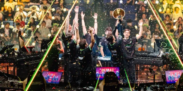 Pemain LOUD mengangkat trofi VALORANT Champions di tengah hujan confetti setelah mengalahkan Team Vitality 3-1 di grand final Shanghai, 18 Oktober 2026 (foto resmi VALORANT Esports)