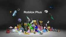 Key art resmi Roblox Plus: tulisan Roblox Plus di atas tumpukan item avatar Roblox seperti gitar, mahkota, topeng emas, sepeda, dan unicorn dengan latar abu-abu gelap