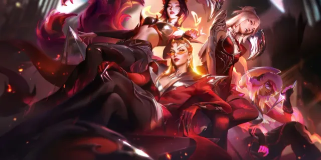 Splash art resmi K/DA FIRESTARTER League of Legends: Ahri berekor rubah, Evelynn berkacamata oranye, Kai'Sa berambut putih, dan Akali bertopeng dalam busana merah dan perak berlatar api